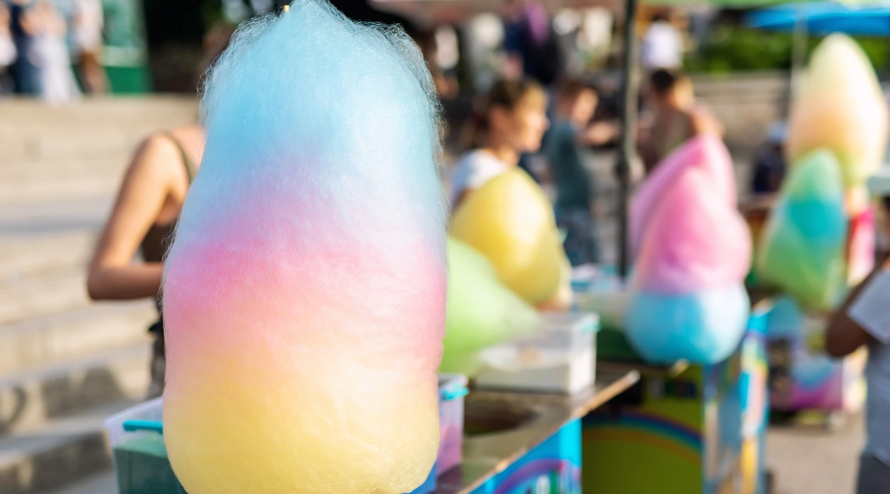Barbe à papa multicolore sur un stand