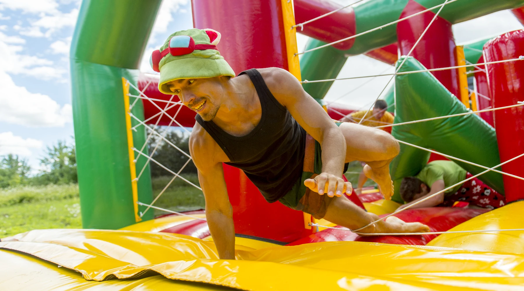 Participant franchissant un parcours d’obstacles gonflable
