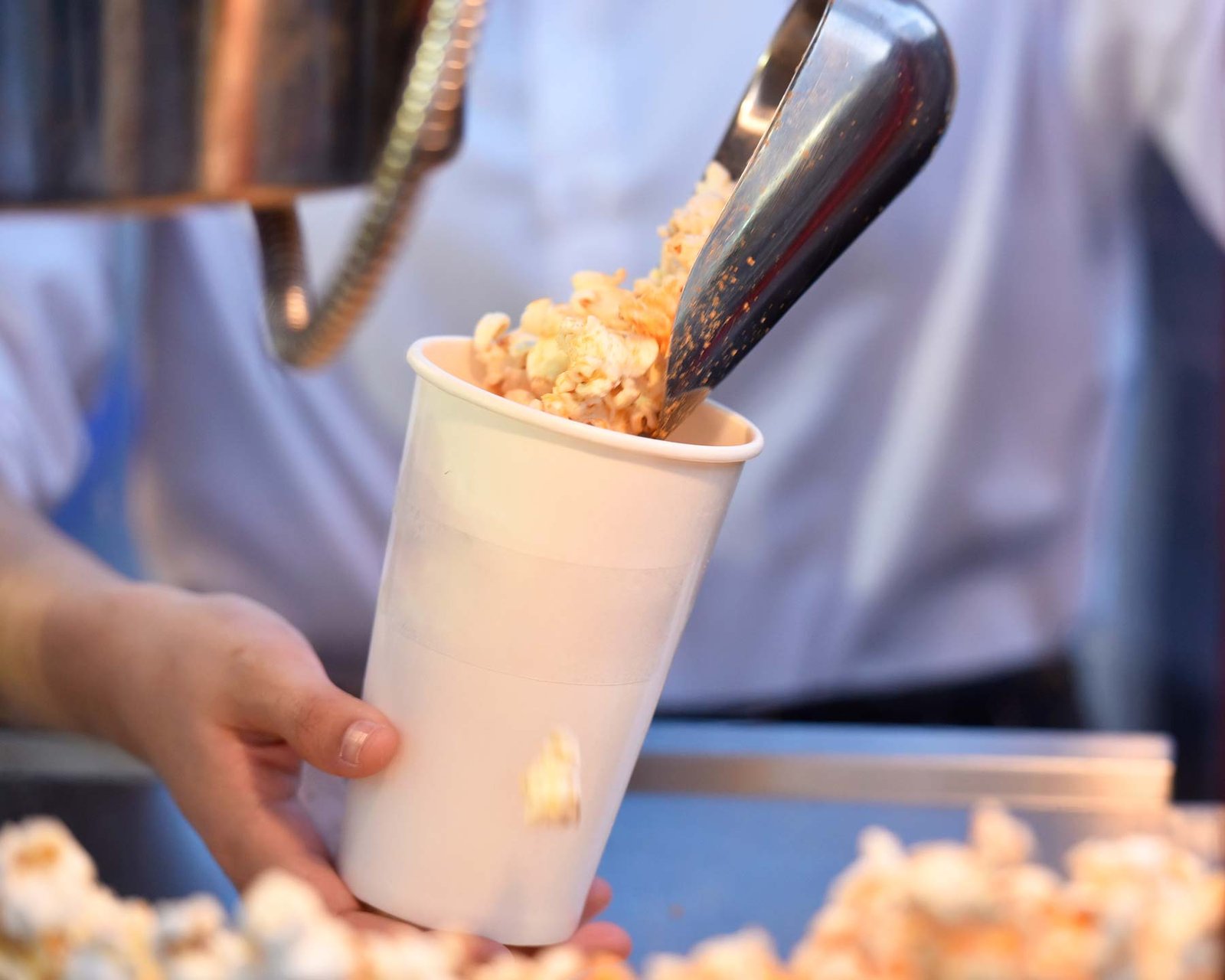 Pop-corn servi dans un gobelet à un stand