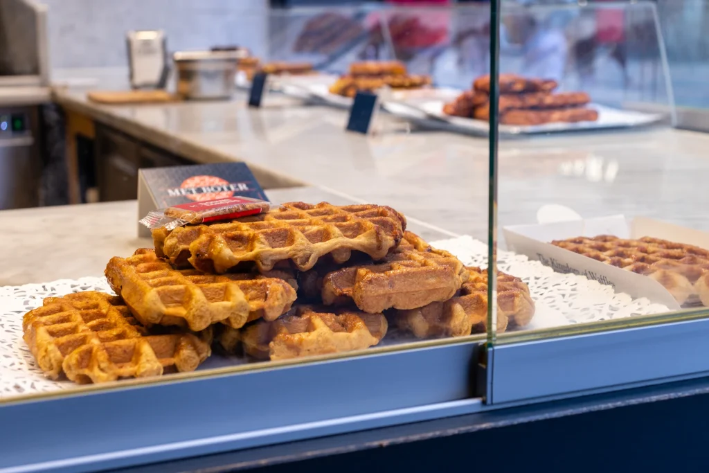 Gaufres présentées sur un comptoir