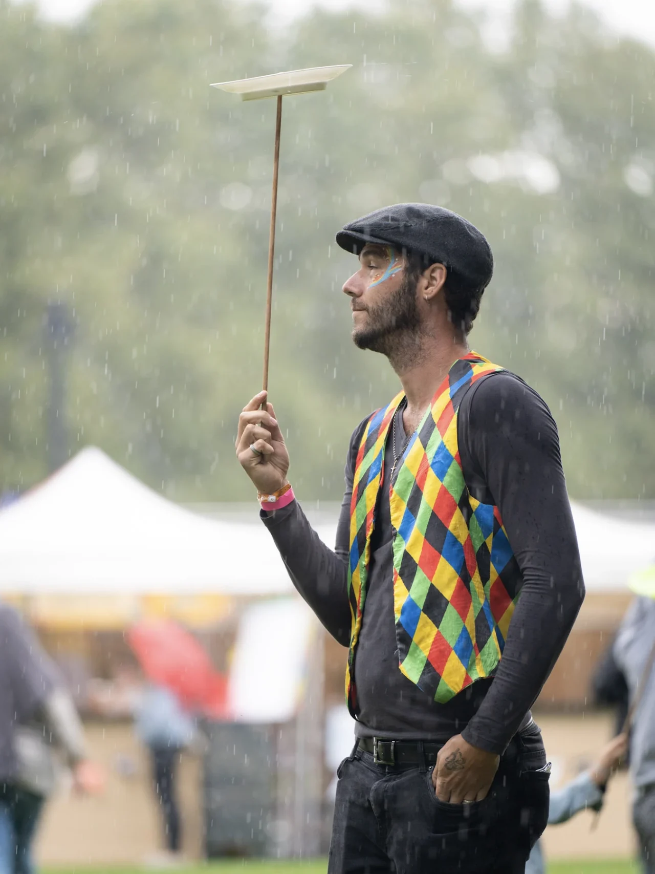 Jongleur faisant tourner une assiette chinoise