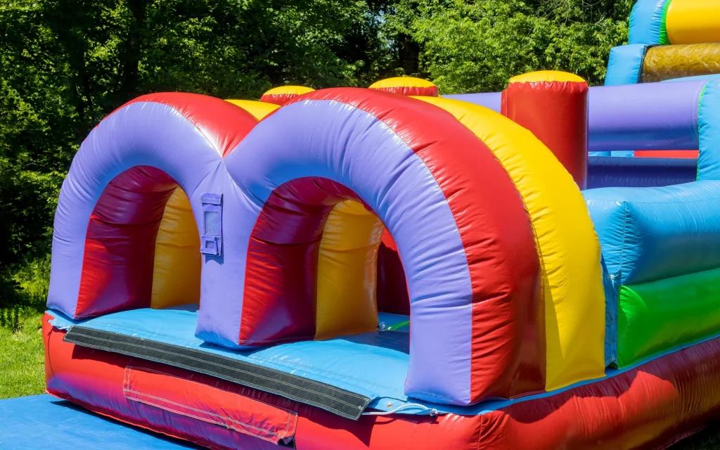 Château gonflable à arches pour une fête en Essonne