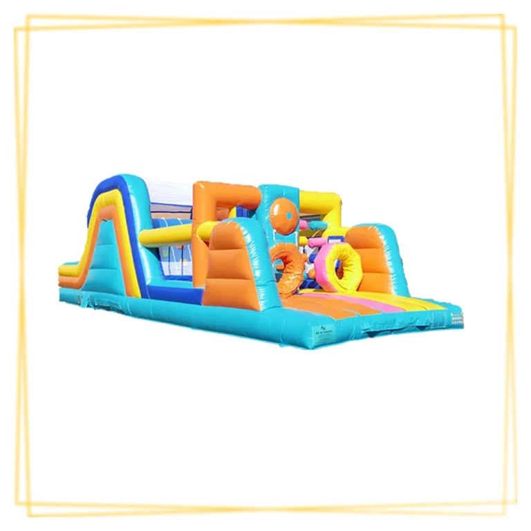 Parcours gonflable coloré avec obstacles et zones de jeu pour enfants lors d’un événement