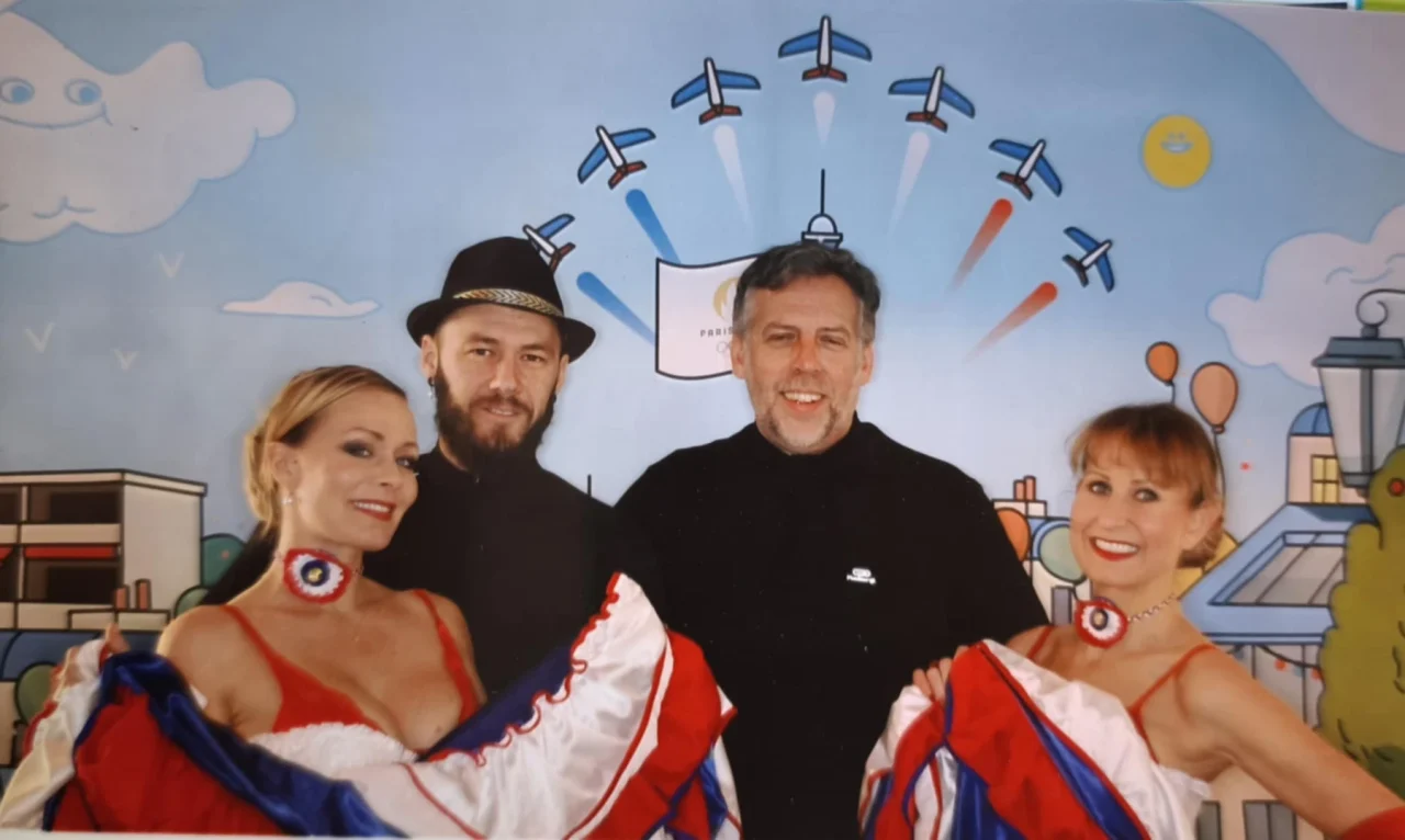 Photocall avec danseuses de French cancan
