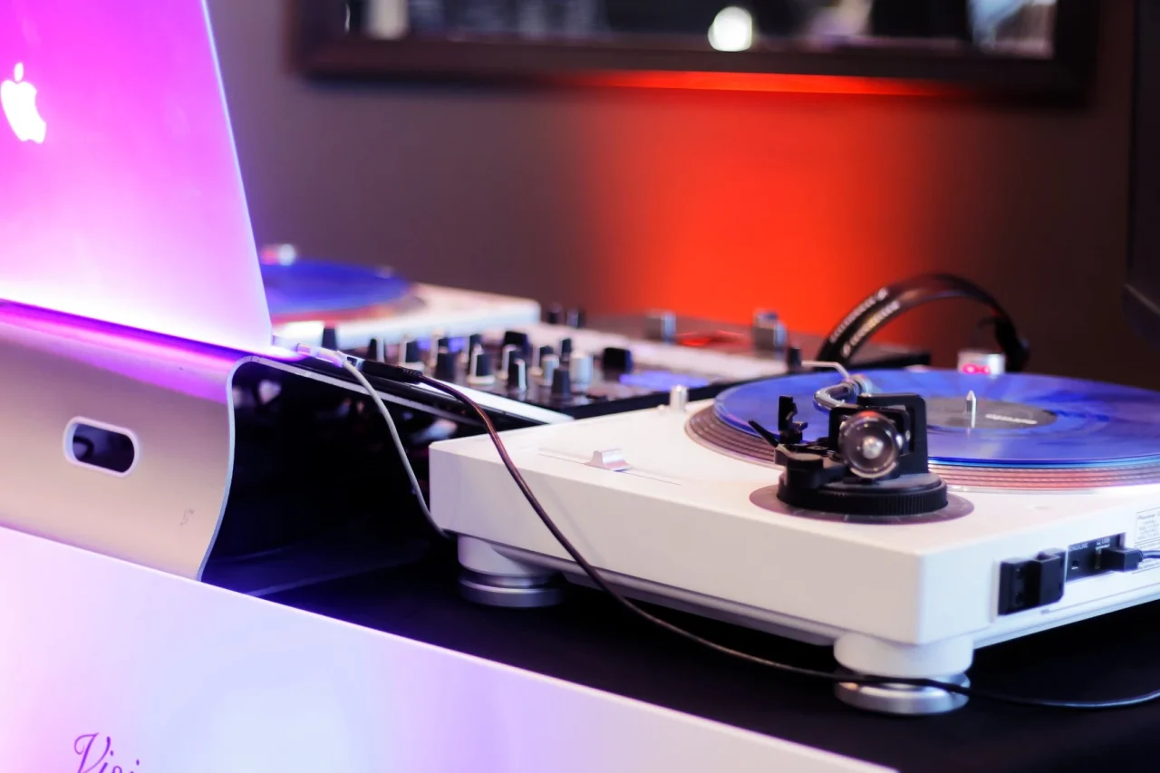 Platines DJ éclairées pour une soirée