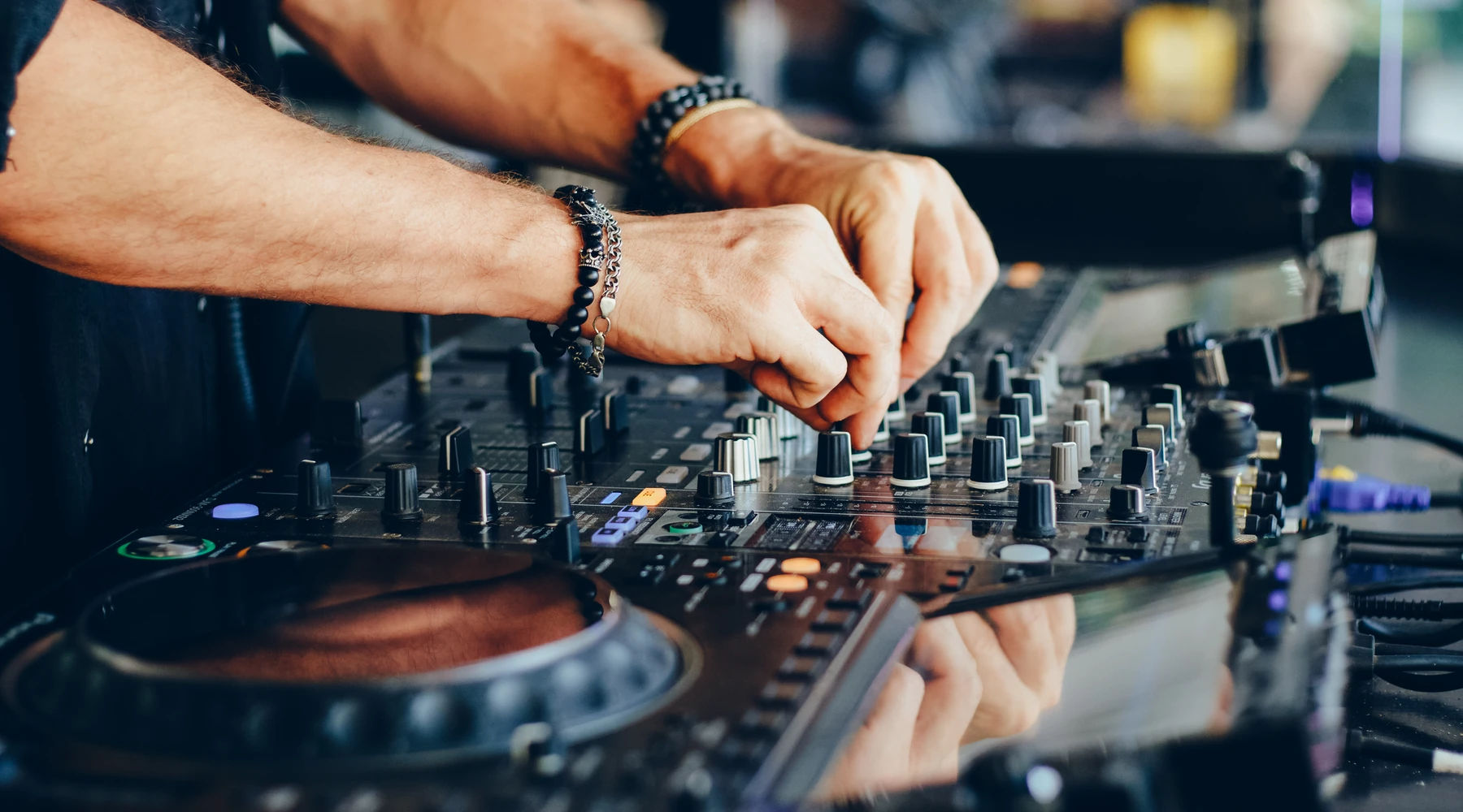 DJ aux platines pendant un événement