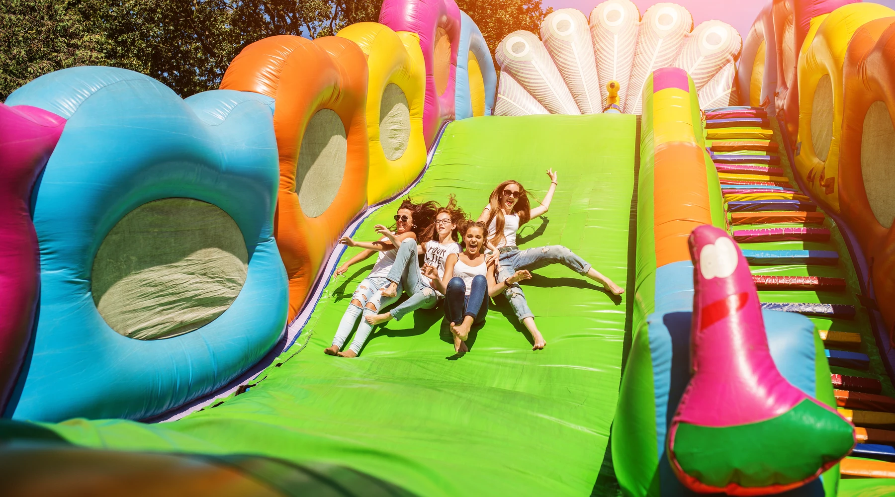 Enfants glissant sur un grand toboggan gonflable