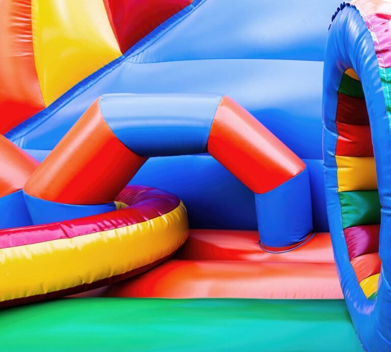 Gros plan sur une structure gonflable multicolore