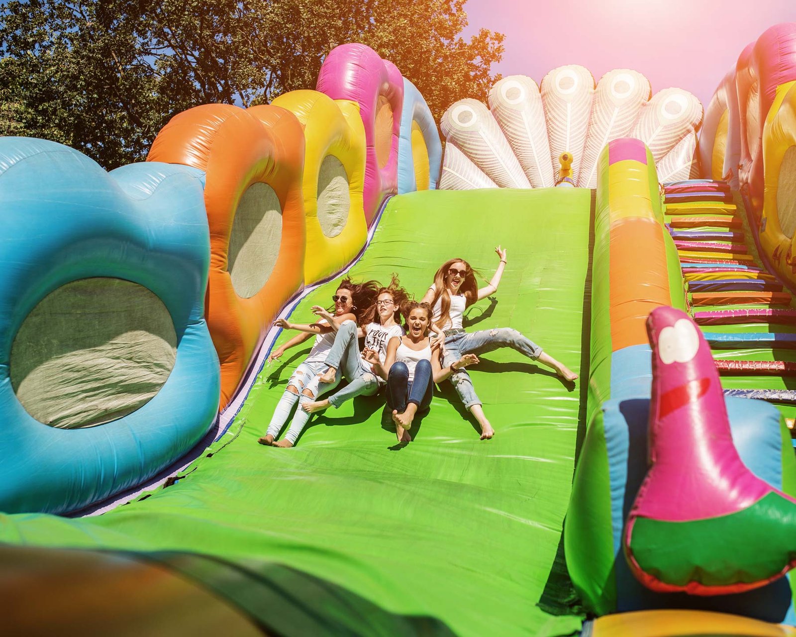 Enfants sur le toboggan d’un parcours gonflable