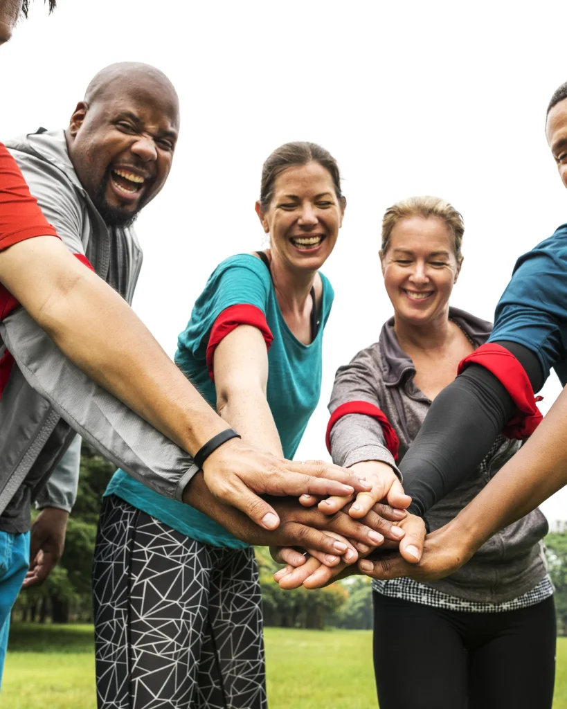 Équipe réunissant ses mains lors d’un team building