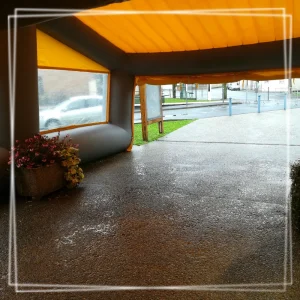 tente gonflable utilisée comme espace couvert pour événement